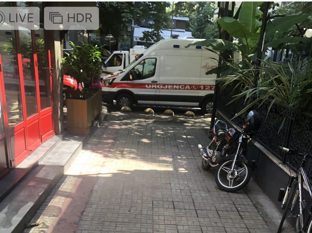 Bie në kontakt me rrymën elektrike vdes në vend