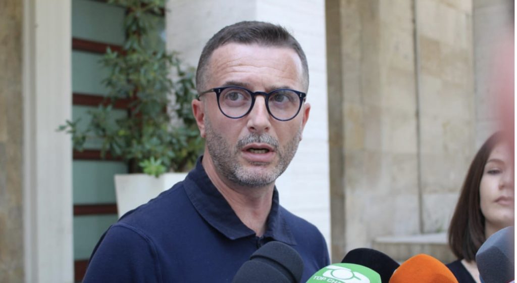 Braçe çon për “hetim” tre gjyqtarë: Morën vendime që liruan ushqimet e skaduara që bllokoi AKU
