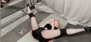 VIDEO/ Shikoni si e  feston Madona ditëlindjen me “këmbë përpjetë”