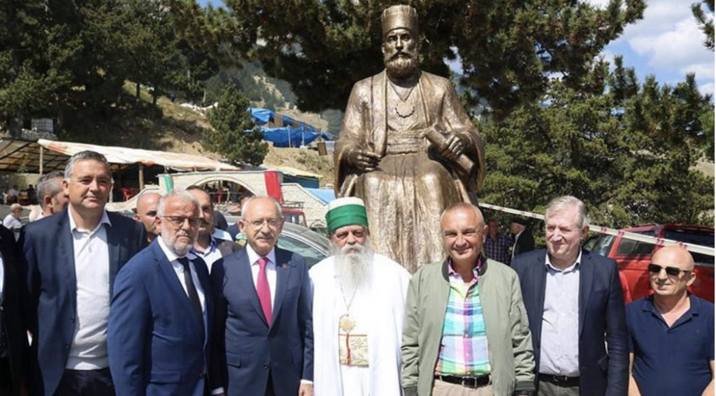 Vijon festa  në Tomorr, mijëra pelegrinë në Malin e Tomorrit, i pranishëm edhe kreu i opozitës turke