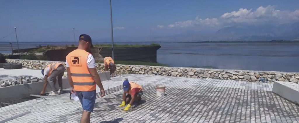 Rama prezanton ndërtimin e “Lungolagos”, shëtitores përgjatë vijës liqenore nga Shiroka deri ne Zogaj