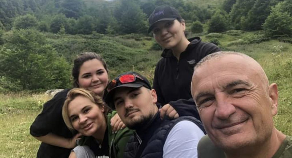 Presidenti, urim special për shqiptarët: Të dielë të bukur me familjet tuaja