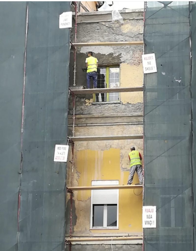 Fotolajm/ ATA VDIQËN DJE, SOT TË TJERË PUNËTORË VALLËZOJNË ME VDEKJEN!