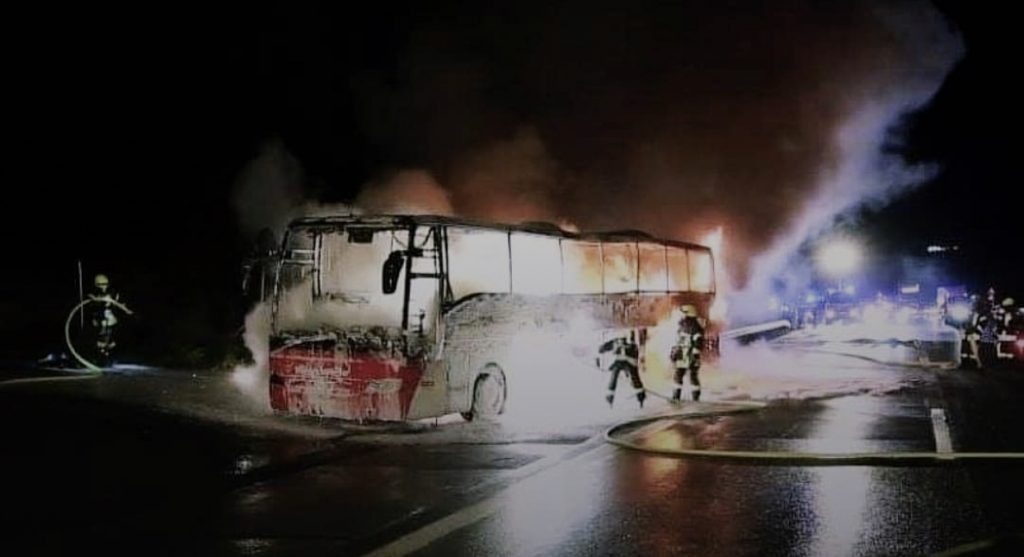 Autobusi ku  po udhëtonin tifozët ka marrë flakë