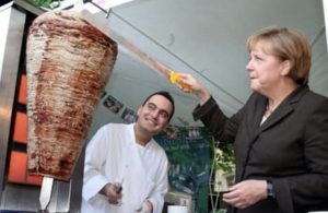 FOTO-LAJM/ MERKEL duke shijuar sufllaqen