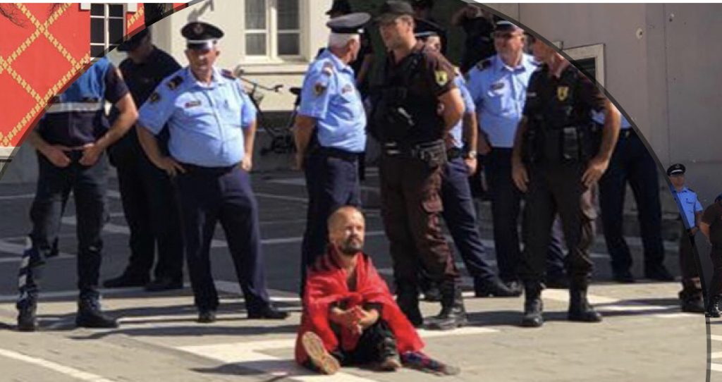 Njeriu me dinjitet ka mbërthyer kusarët e Teatrit