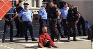 Njeriu me dinjitet ka mbërthyer kusarët e Teatrit