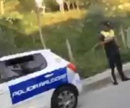 I zë pritë policit pasi e kishte arrestuar një natë më parë, pranga 25-vjeçarit dhe shokut të tij