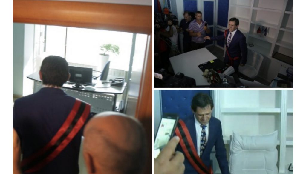 FOTO/ Rakip Suli arrin të futet në zyrën e Bashkisë: Xhelal Mziu? Nuk e njoh fare! Ndryshoi veten, por jo Kamzën