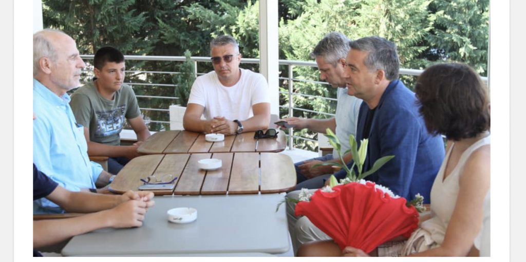 FOTOT/ Ministri Klosi viziton familjen spanjolle që u dhunua nga pronari i lokalit