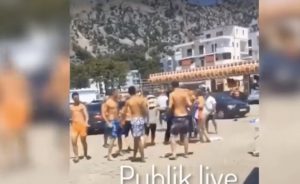 Video/ Rrahje masive në plazhin e Shëngjinit , në prani të policisë