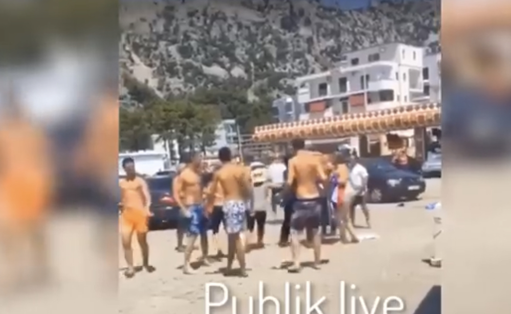 Video/ Rrahje masive në plazhin e Shëngjinit , në prani të policisë