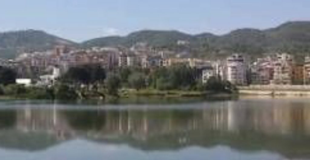 31 vjecari gjendet  i pajetë në afersi të Liqenit të Thatë, në Tiranë