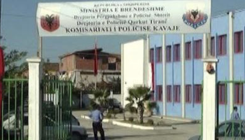 Vidhet një bankomat i një banke në Kavajë