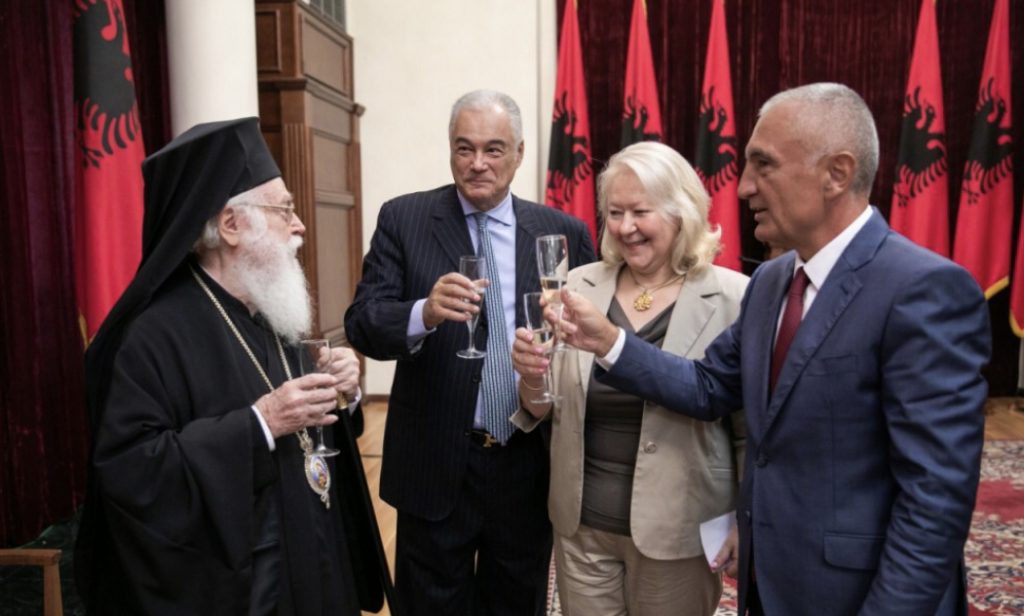 Presidenti Meta dekoron ambasadoren greke,  në prani të  Janullatos
