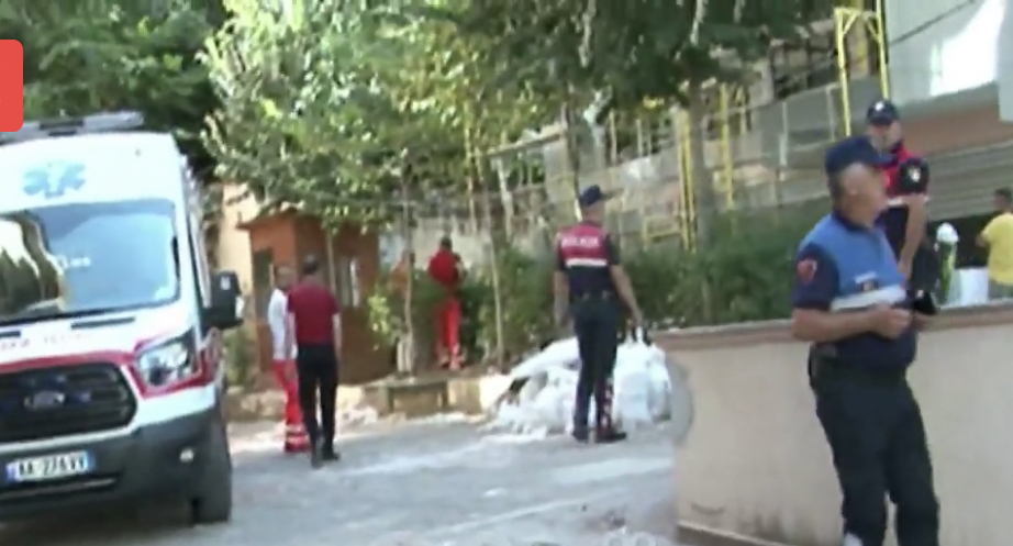 Video/ Bien nga skela 4 punëtorë