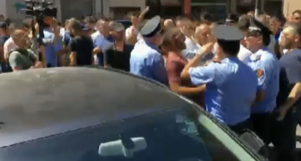 Protestuesit ‘sulmojnë’ Tom Doshin. Deputeti: Në mbledhja isha si..