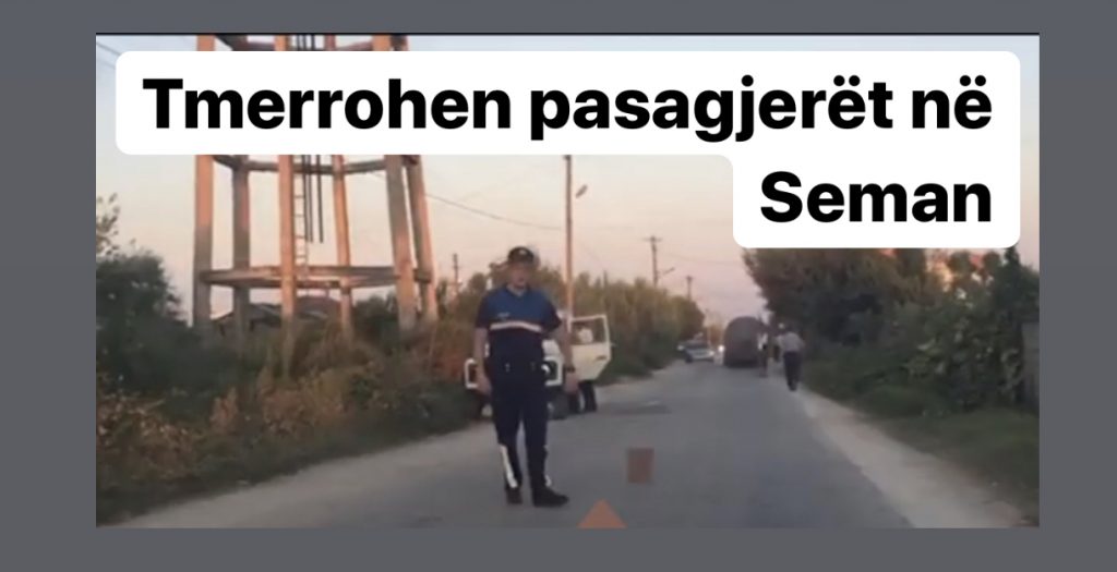 Një person ndalon autobusin e plazhit dhe nxjerr armën (video)
