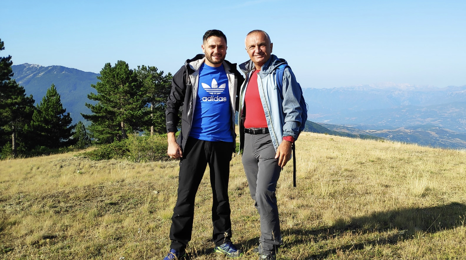 FOTO/ Meta me ish- futbollistin Kallaku drejt majës së Korabit