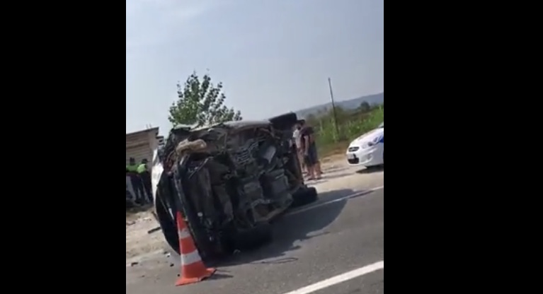 VIDEO/Aksident i frikshëm në Thumanë, makina batohet në mes të autostradës