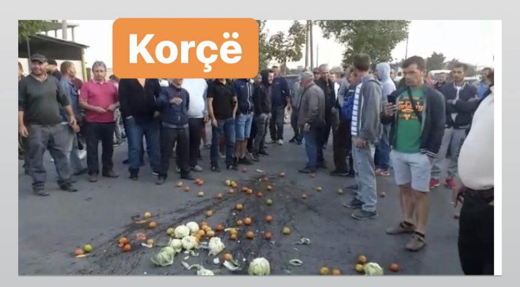 Tregtarët bllokojnë Unazën e qytetit, hedhin perimet në rrugë