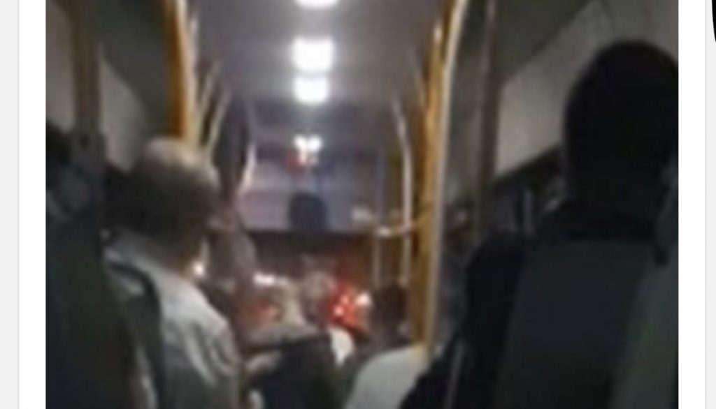 “Nuk del gjallë që këtu ti ore”, plas sherri në urbanin e Tiranës së Re. Ja çfarë ndodhi (VIDEO)
