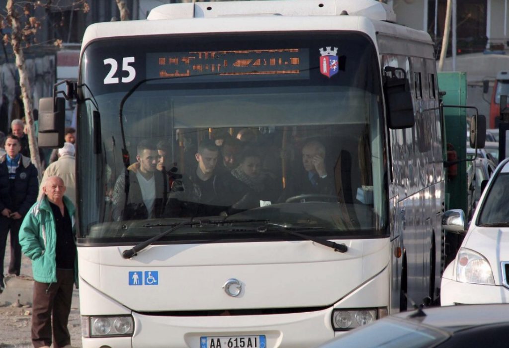 Autobusi i linjës “Tirana e Re” përplas dy këmbësoret, policia jep detajet e para