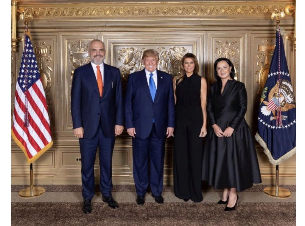 Foto/ Rama bën foto me presidentin Trump