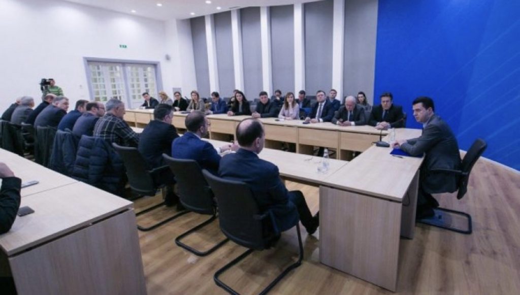 Basha mbledh kryesinë dhe ish-grupin parlamentar: Intensifikim të…