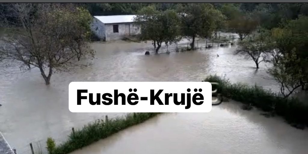 Lumi del nga shtrati, bllokohet rruga