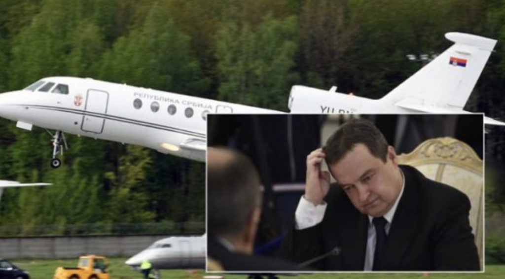 Rrufeja godet aeroplanin ku ishte Daçiç, piloti bën ulje emergjente