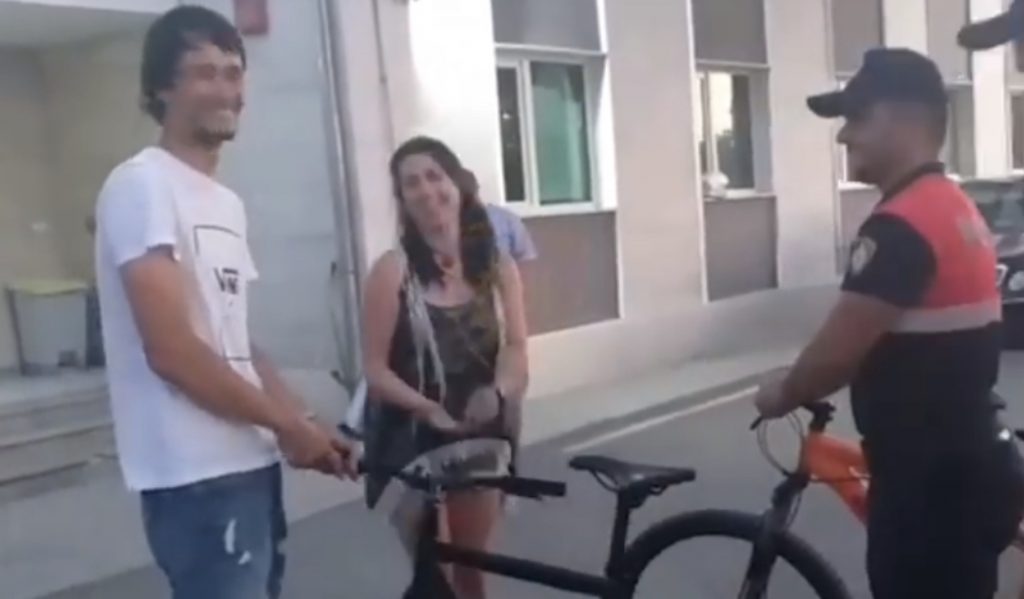 19-vjeçari fierak u rrëmben biçikletat ,  policia u  dorëzon  biçikletat turistëve gjermanë