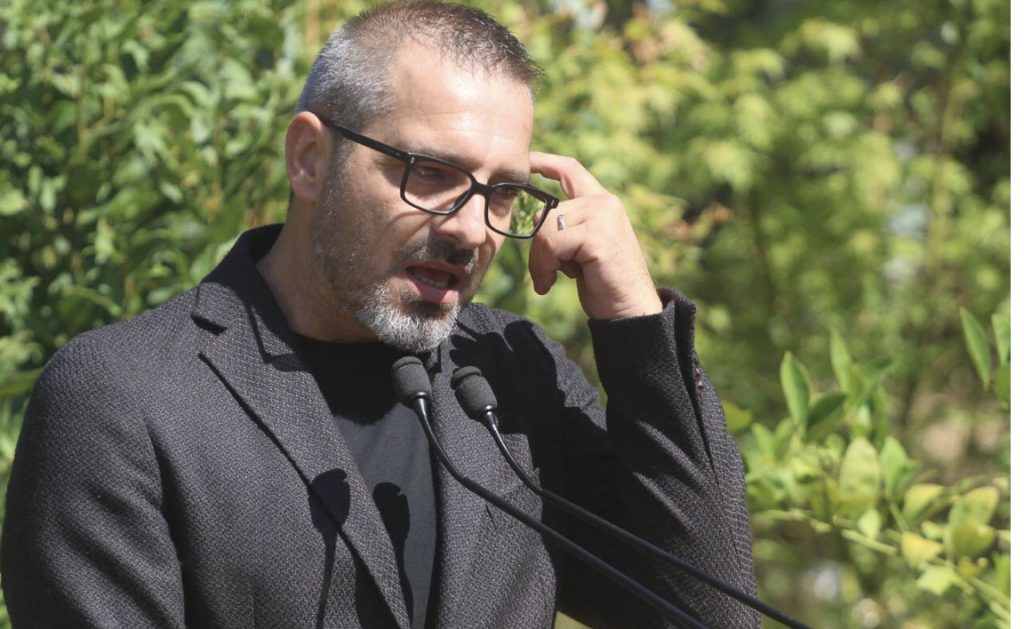 Tahiri shfaqet prepotent dhe sulmon gazetarët, opozitën dhe ‘socialistët’ që heshtën