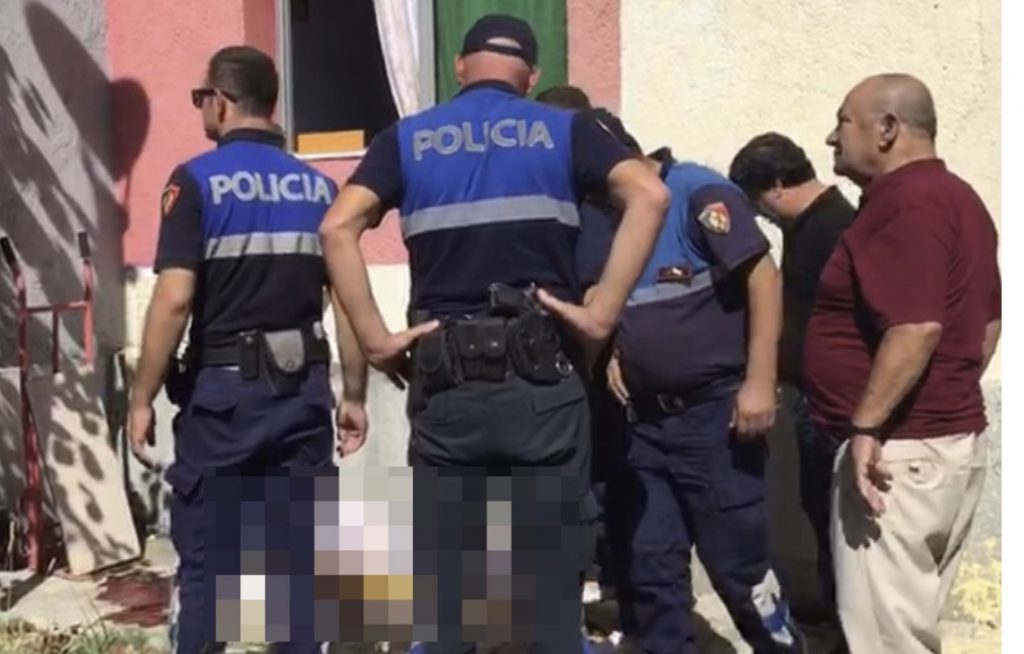 Fier, 50 vjeçarja gjen vdekjen, dyshohet se ka rënë nga kati i dytë