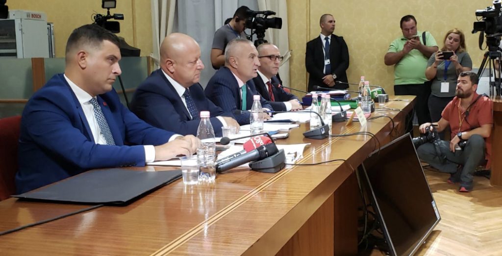 Meta zbulon “marrëveshjen” mes Ramës e Bashës: Donin konfrontim