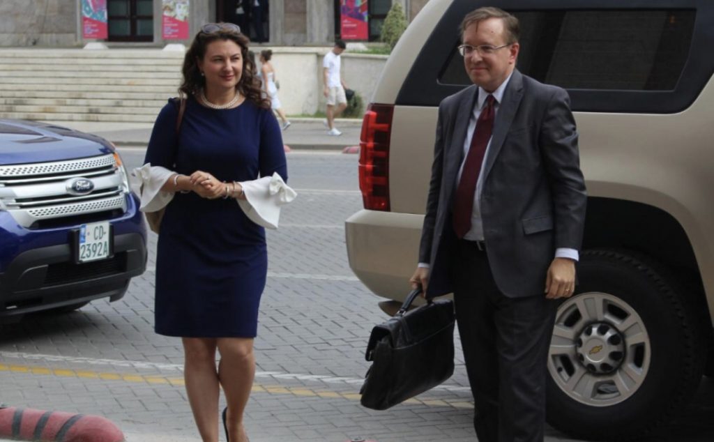 Kriza politike/ Zyrtari i DASH përfundon takimin me Kryemadhin.
