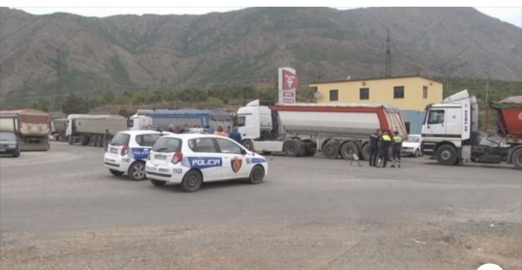Bllokohen mjetet e tonazhit të rëndë në Qafën e Buallit