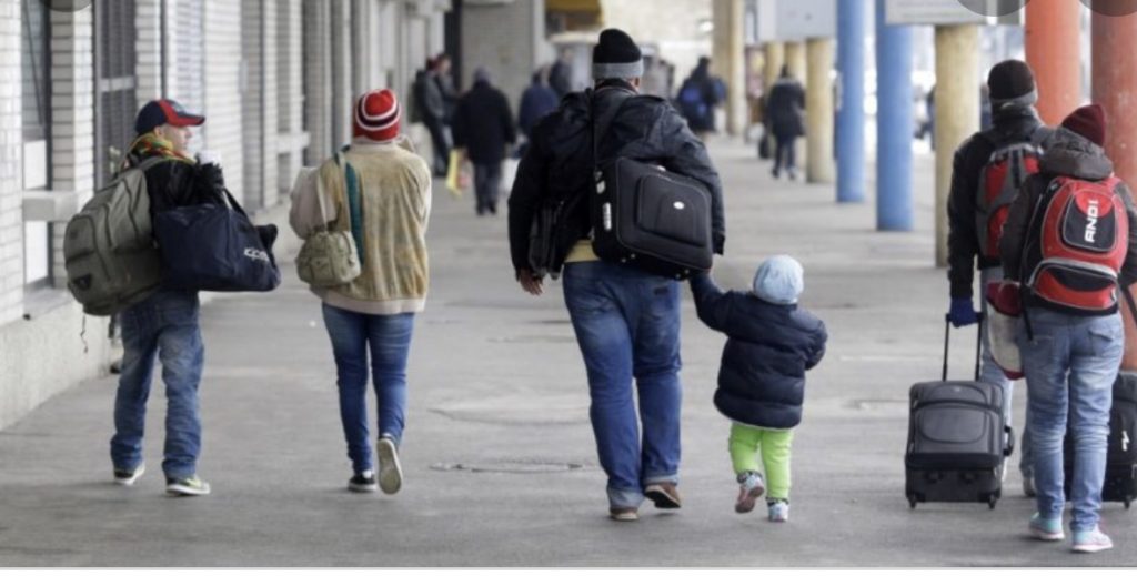 Shqipëria po zbrazet dhe po plaket, largohen mesatarisht 15 mijë të mitur në vit