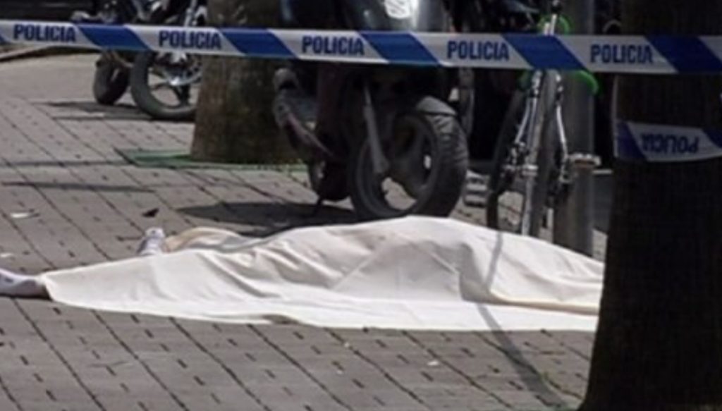 Identifikohet personi i gjetur i pajetë në Tiranë këtë të shtunë. Ai është gjetur në rrugën 5 Maji në kryeqytet.  i-pajete-tirnae-e1522158791676   Sipas policisë, ai është punëtor në një objekt në ndërtim, shtetasi J. M. 66 vjeç, dyshohet se ka humbur ekulibrin, dhe pêr pasojë ështê dëmtuar në kokë, duke gjetur vdekjen.  Tiranë/ Informacion paraprak  Rreth orës 09:00, në rrugën “5 Maji”, në një objekt në ndërtim, shtetasi J. M. 66 vjeç, dyshohet se ka humbur ekulibrin, dhe pêr pasojë ështê dëmtuar në kokë, duke gjetur vdekjen.  Grupi hetimor nën drejtimin e Prokurorisë po punon për sqarimin e rrethanave të ngjarjes.