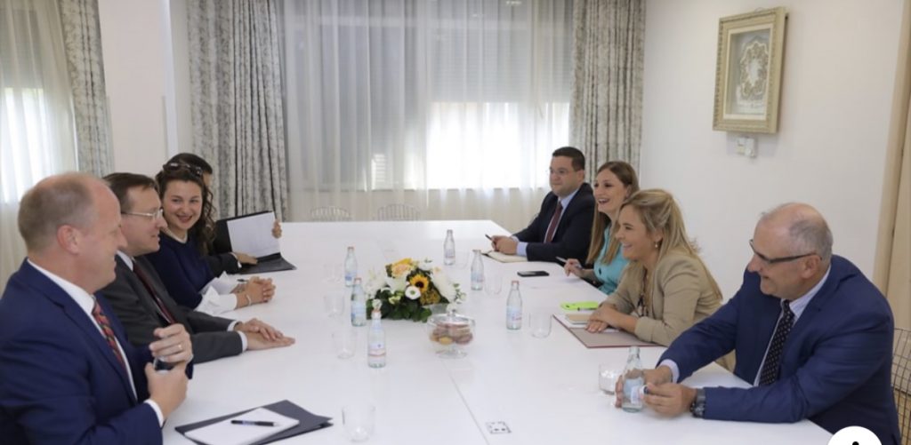 Kryemadhi pret në zyrë zyrtarin e DASH, ia thotë   hapur : Shqipëria ka nevojë kritike për hapjen e negociatave