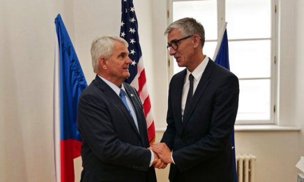 Ambasadori amerikan mesazh Presidentit të Çekisë: E mbështesim fort Kosovën e pavarur dhe sovran