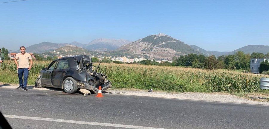 AKSIDENTI/Lezhë-Fushë Krujë, betonieria çan më dysh Mercedezin!