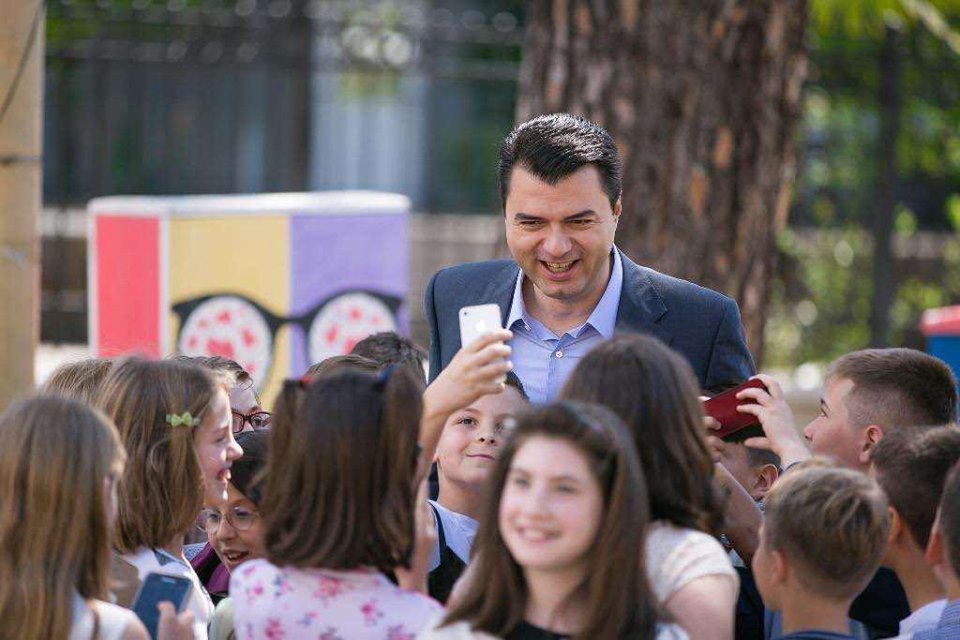 Basha uron nxënësit me një mesazh: E ardhmja më e mirë nuk do vonojë