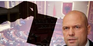 Ish-ministri ironizon Parlamentin: Është i përvëluar, bozë fare. Hitleri duhet të digjte diçka që…
