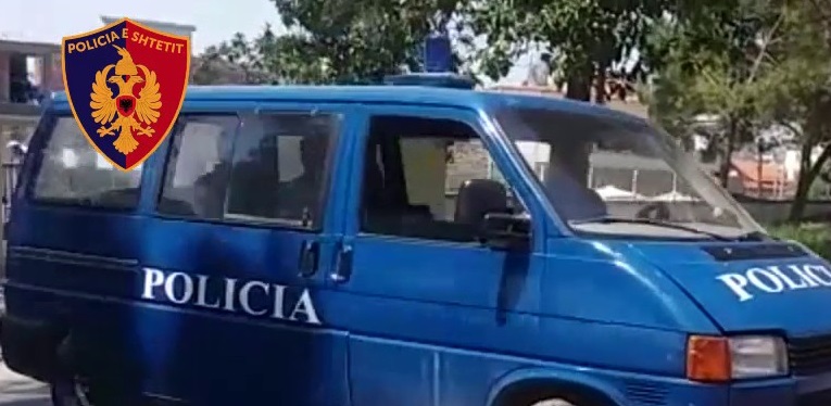 FIER/Dhunuan hallën dhe e lidhën me zinxhir, arrestohen dy vëllezër