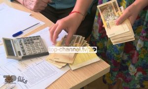 Arkëtarja e postës vjedh pensionet, të moshuarit sorollaten gjyqeve prej tre vitesh