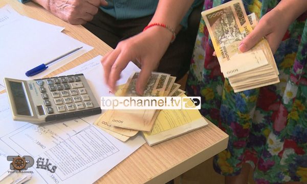 Arkëtarja e postës vjedh pensionet, të moshuarit sorollaten gjyqeve prej tre vitesh