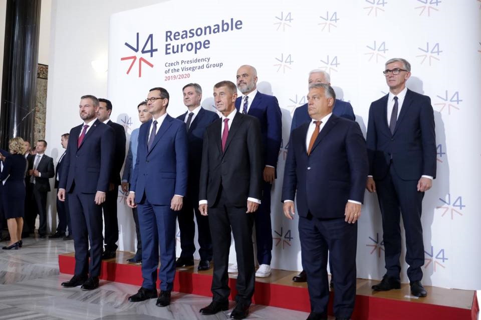 Rama i veshur shik me altlete të bardha në Prage