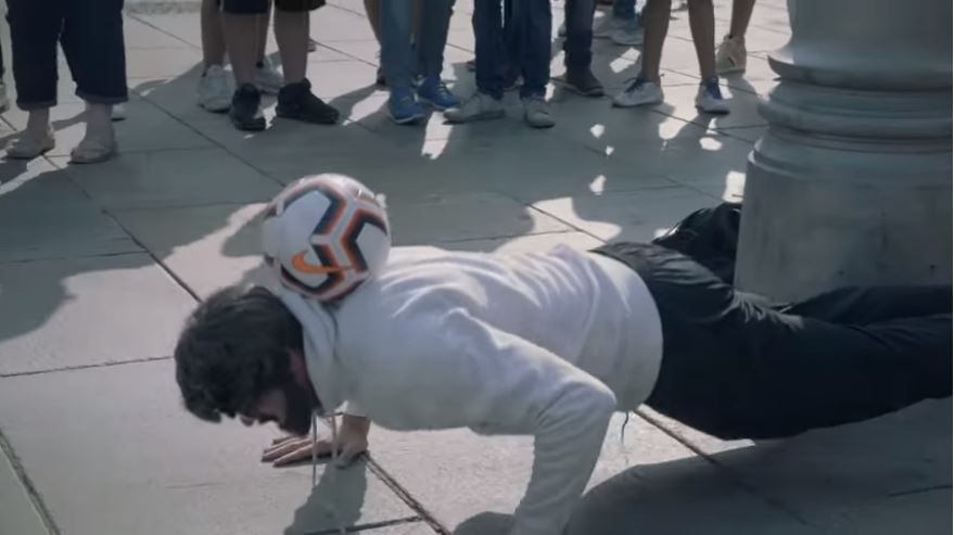 VIDEO/ Del në Torino i maskuar, Shikoni çfarë bën Ronaldo  kur identifikohet nga të pranishmit