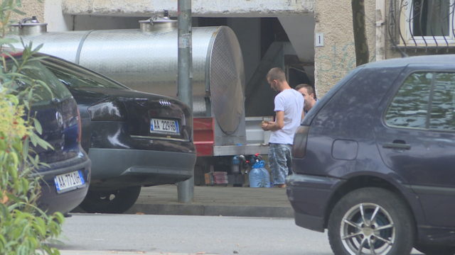 Veliaj:Mos e blini ujin e boteve, denonconi çdo spekulant